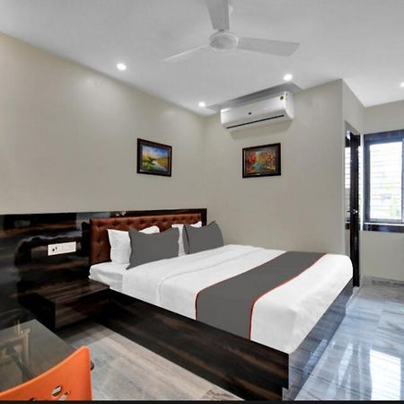 Om Guest House And Banquet โกลกาตา ภายนอก รูปภาพ