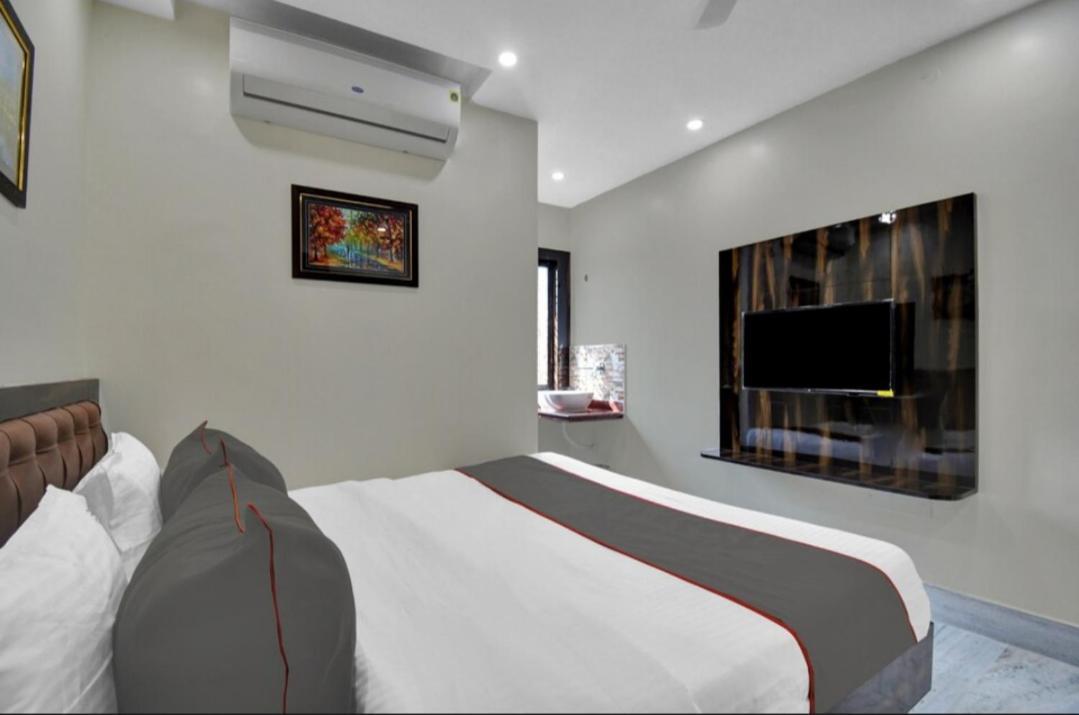 Om Guest House And Banquet โกลกาตา ภายนอก รูปภาพ