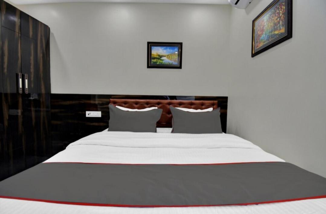 Om Guest House And Banquet โกลกาตา ภายนอก รูปภาพ